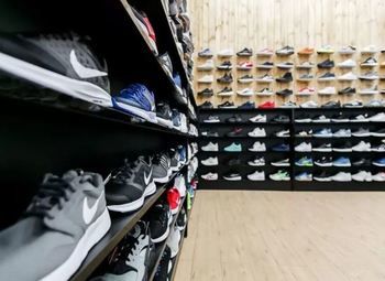 Готовый бизнес магазин кроссовок в центре города с высокой прибылью