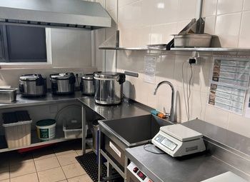 Фото Действующая кухня в формате "dark kitchen"