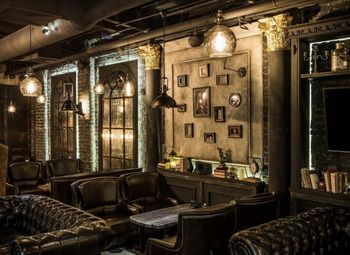 Лаунж- бар с алкогольной лицензией и доставкой еды.