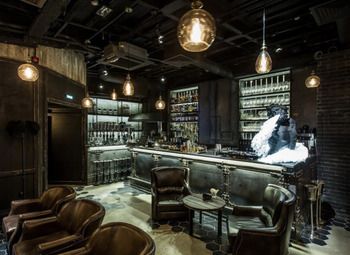 Лаунж- бар с алкогольной лицензией и доставкой еды.