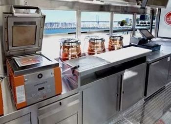 Фудтрак подготовленный для продажи блинов и хот-догов