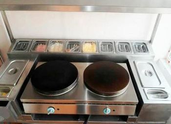 Фудтрак подготовленный для продажи блинов и хот-догов