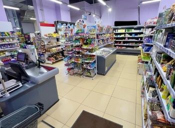 Фото Магазин продовольственных товаров в удачной локации