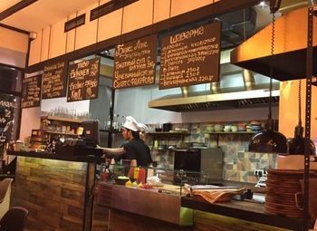 Шаверма в спальном районе. Современный ремонт. Посадочные места