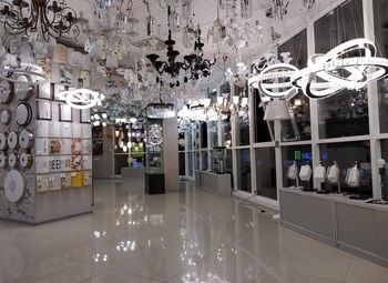 Фото 2 Магазин люстр в ТЦ с высокой проходимостью