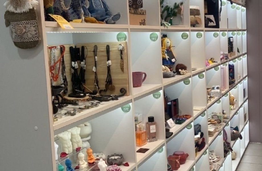 Фото 2 Магазин сувениров Handmade с дизайнерским интерьером