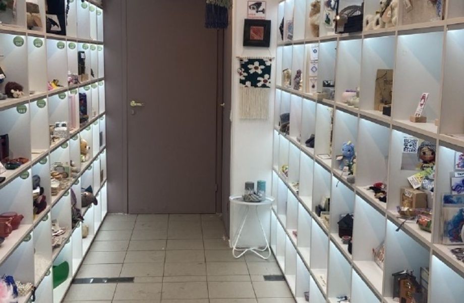 Фото 1 Магазин сувениров Handmade с дизайнерским интерьером