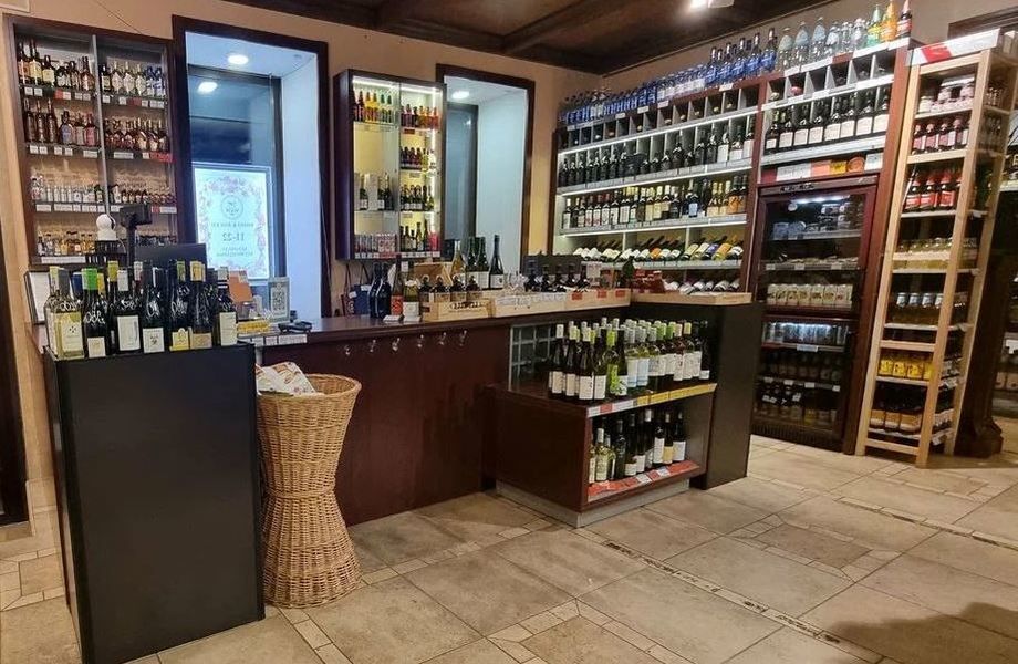 Магазин алкогольной и табачной продукции в проходной локации