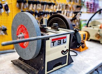 Мастерская-магазин по ремонту часов и ключей