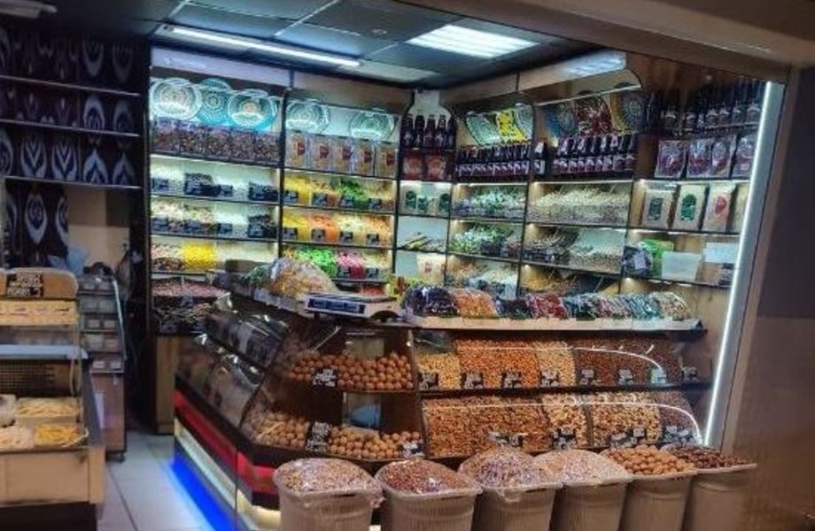 Магазин орехов, сухофруктов / У кассы магазина Перекрёсток