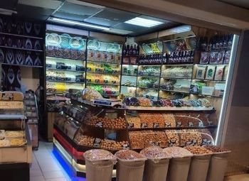 Магазин орехов, сухофруктов / У кассы магазина Перекрёсток