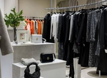 Магазин женской одежды в крупном ТЦ