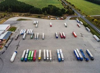 Автостоянка грузового транспорта / большая площадь