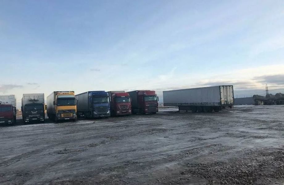 Автостоянка грузового транспорта / большая площадь