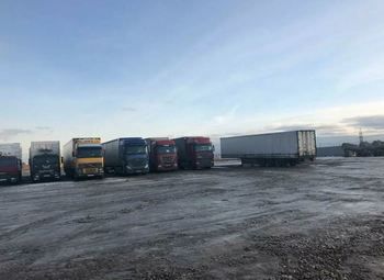 Автостоянка грузового транспорта / большая площадь