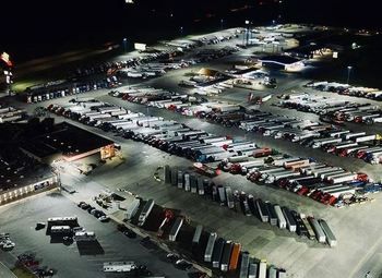 Автостоянка грузового транспорта / большая площадь