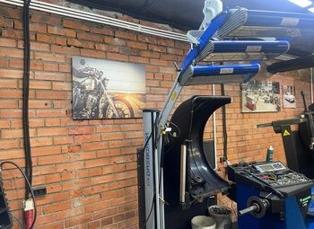 Фото 1 Автомойка с услугой шиномонтажа и детейлинга с прибылью от 450000 руб