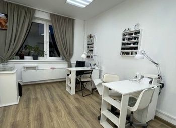 Фото 1 Студия маникюра и педикюра в наполненной клиентами локации