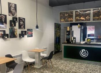 Шаверма с посадочными местами в проходимом месте