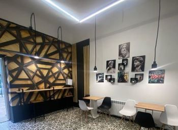 Шаверма с посадочными местами в проходимом месте