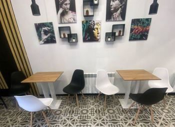 Шаверма с посадочными местами в проходимом месте