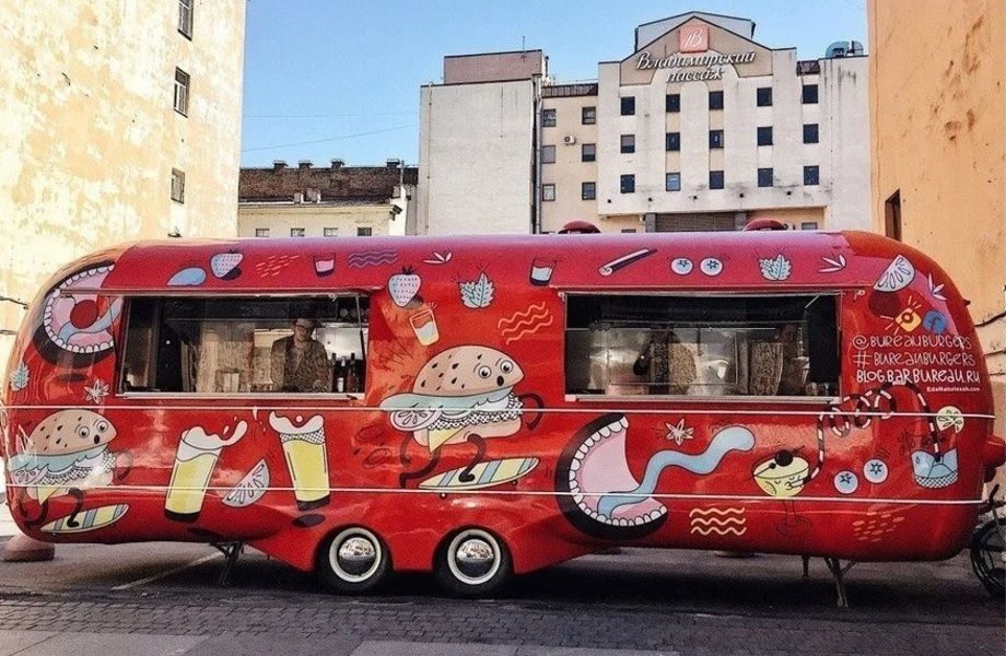 Фото 2 Фудтрак в самой проходной части города