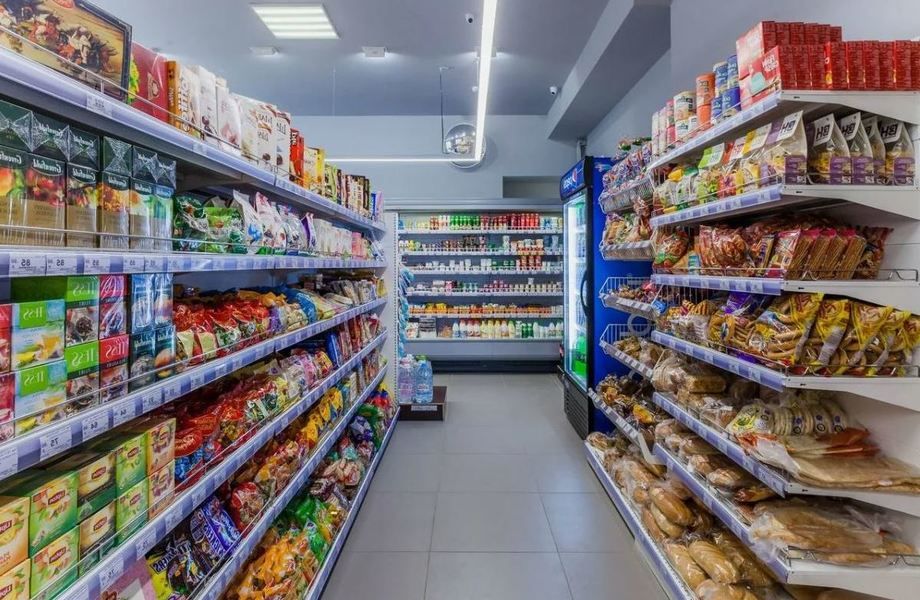 Продуктовый магазин на входе в ряд многоэтажных ЖК