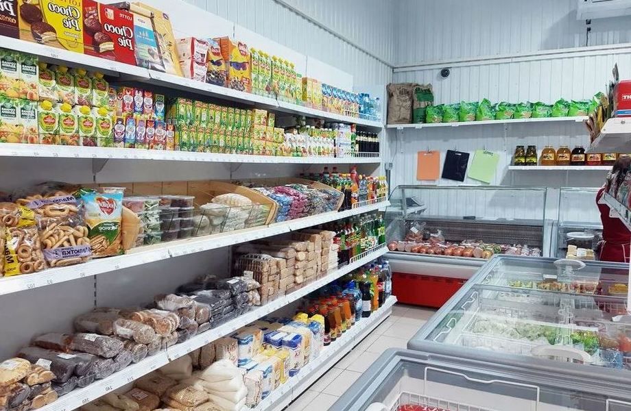 Продуктовый магазин на входе в ряд многоэтажных ЖК