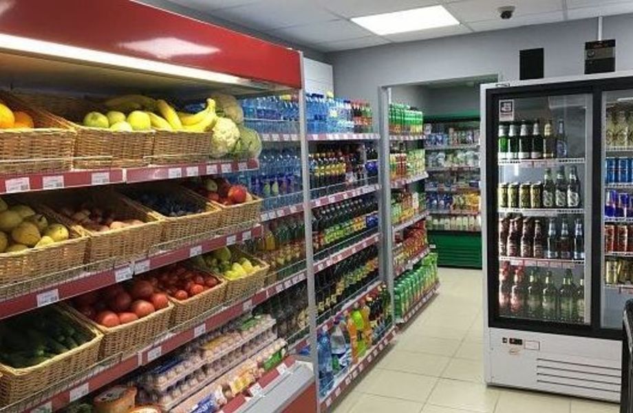 Продуктовый магазин на входе в ряд многоэтажных ЖК