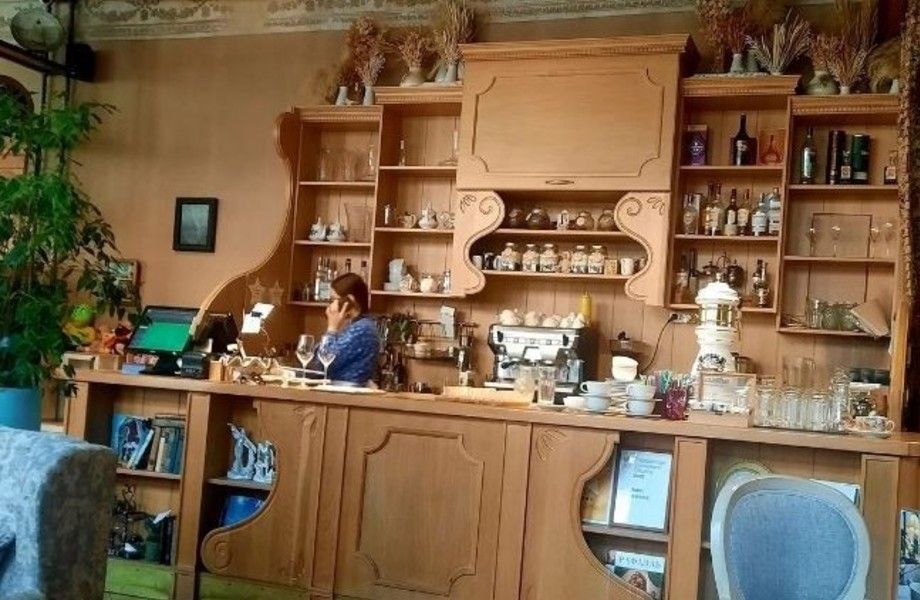 Кафе-ресторан в центре города / панорамное остекление / первая линия 