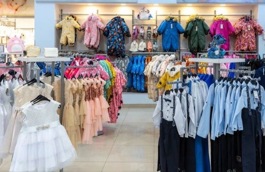 Известный магазин брендовой детской одежды в крупном ТЦ