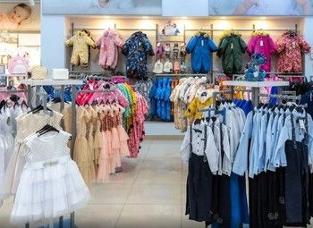 Известный магазин брендовой детской одежды в крупном ТЦ
