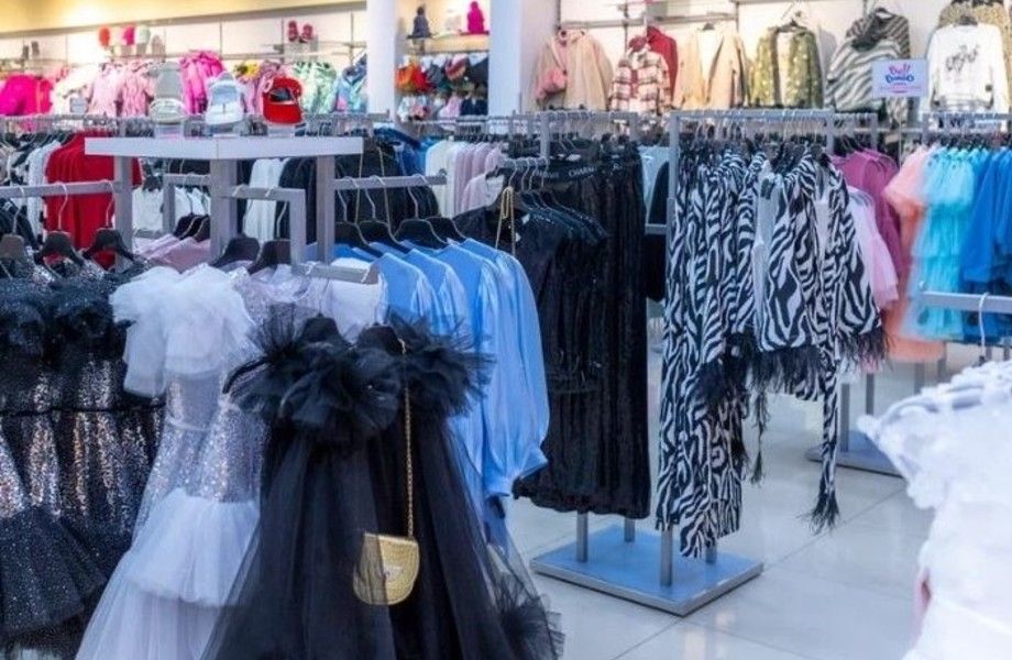 Известный магазин брендовой детской одежды в крупном ТЦ