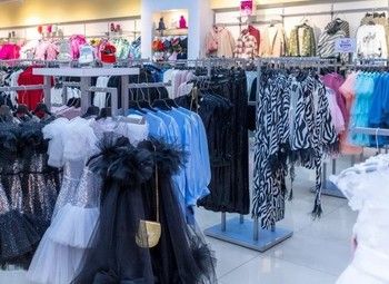 Известный магазин брендовой детской одежды в крупном ТЦ