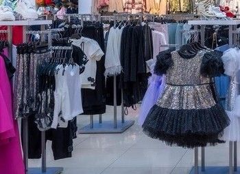 Известный магазин брендовой детской одежды в крупном ТЦ