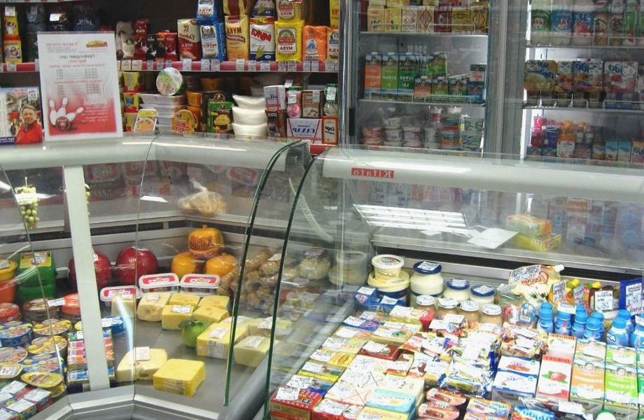 Продуктовый магазин в густонаселённом районе.