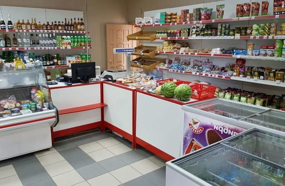 Продуктовый магазин в густонаселённом районе.