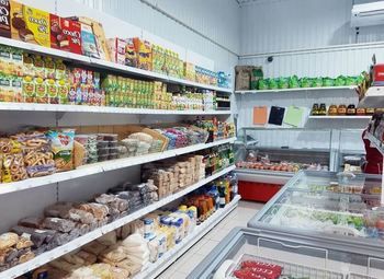 Продуктовый магазин в густонаселённом районе.