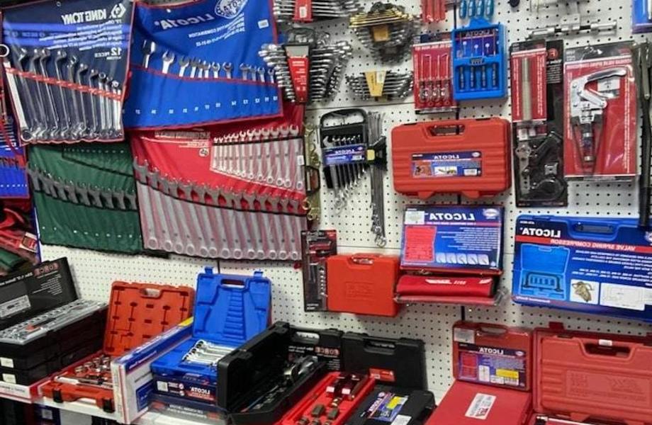 Два магазина автоинструментов