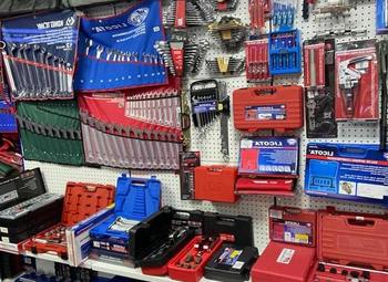 Два магазина автоинструментов