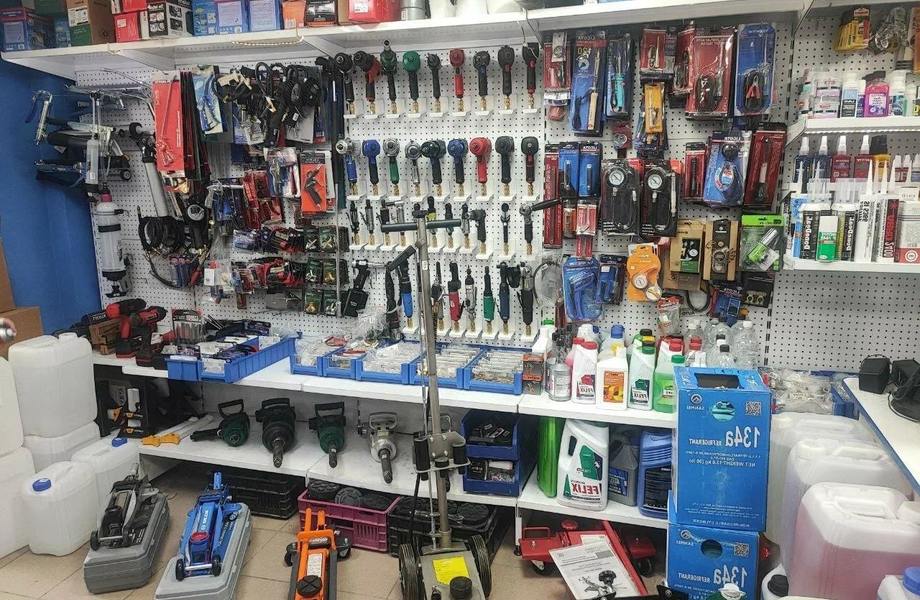 Два магазина автоинструментов