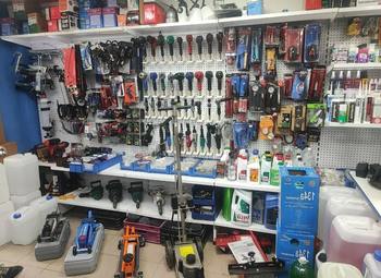Два магазина автоинструментов