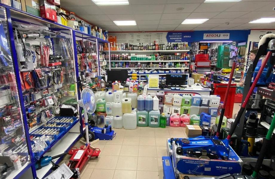 Два магазина автоинструментов