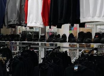 Магазин одежды в ТЦ в большом жилом массиве