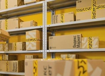 Пункт выдачи заказов Яндекс Маркет в оживленной локации рядом с метро