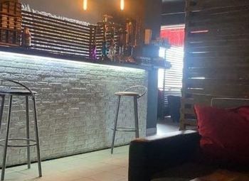 Кальянная в большом в заполненном апарт-отеле