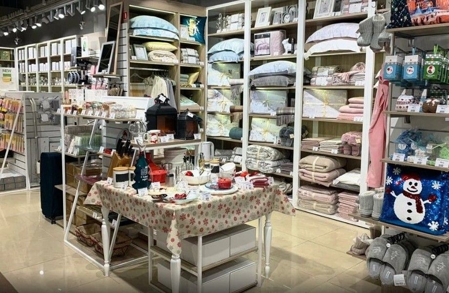 Магазин товаров для дома в центре города на оживленной улице