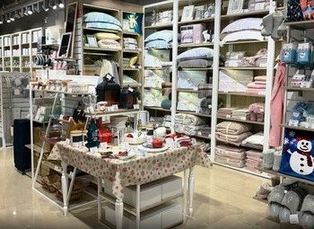 Фото Магазин товаров для дома в центре города на оживленной улице