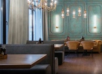Фото Итальянский ресторан с дровяной печью в центре города