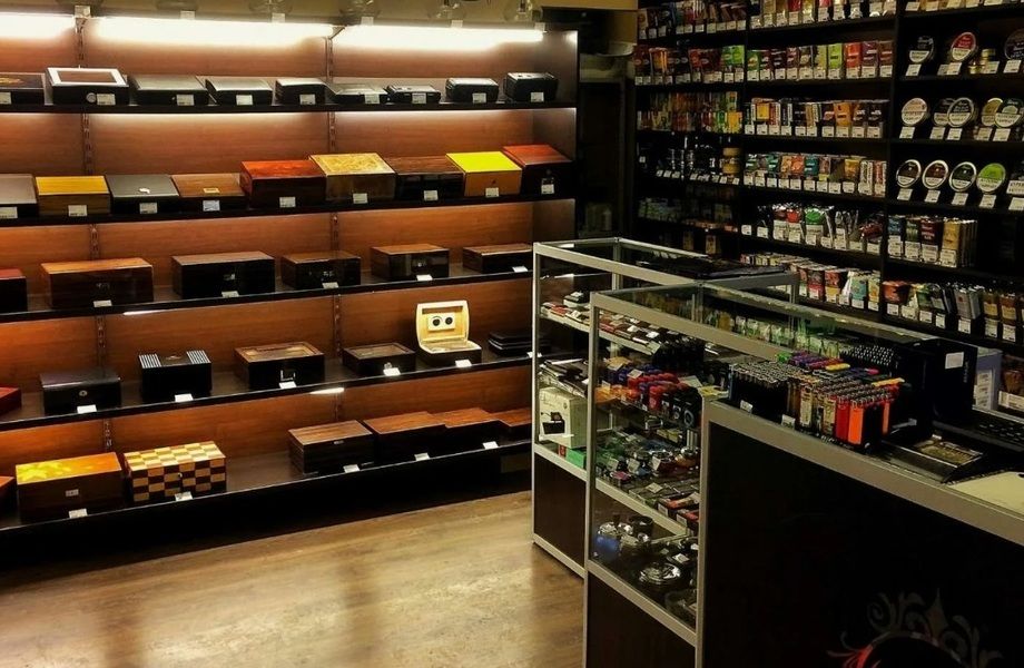 Табачный магазин на выходе из метро на юге города